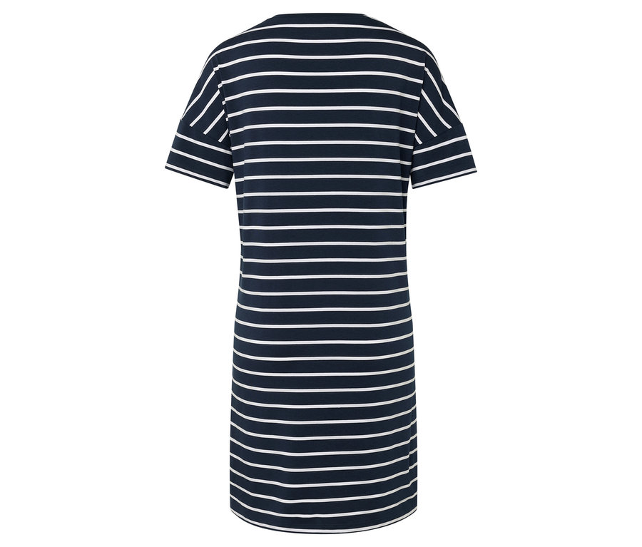 Pohľad zozadu na modré pruhované tričkové šaty.