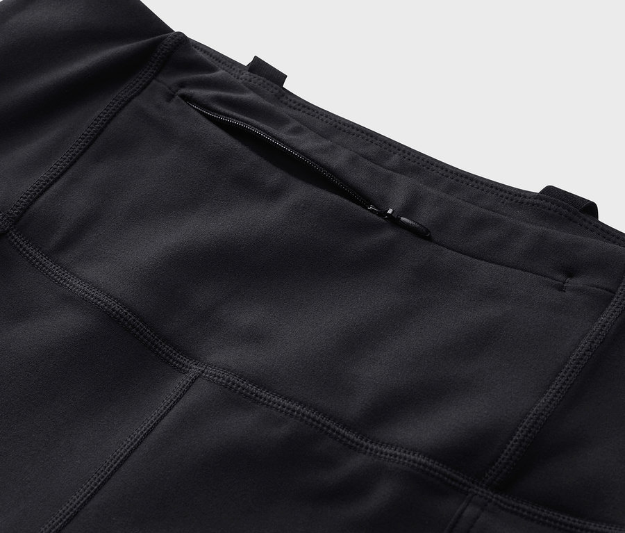 Detailný záber na čierne outdoorové legíny s vreckom na zips.