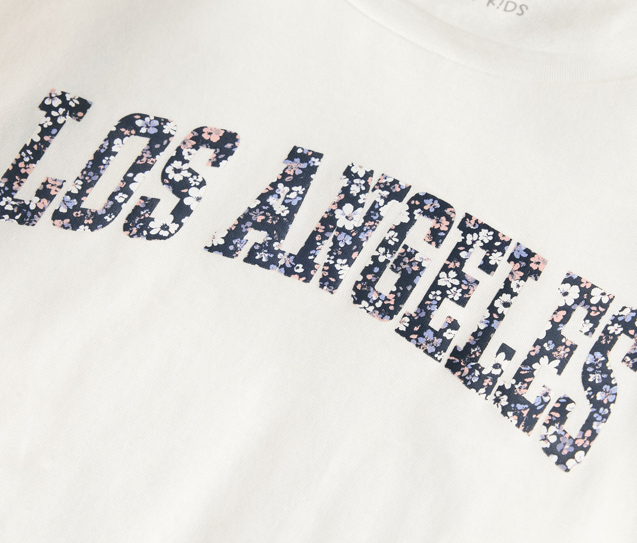 Detail jedného z 2 detských pyžám s nápisom LOS ANGELES