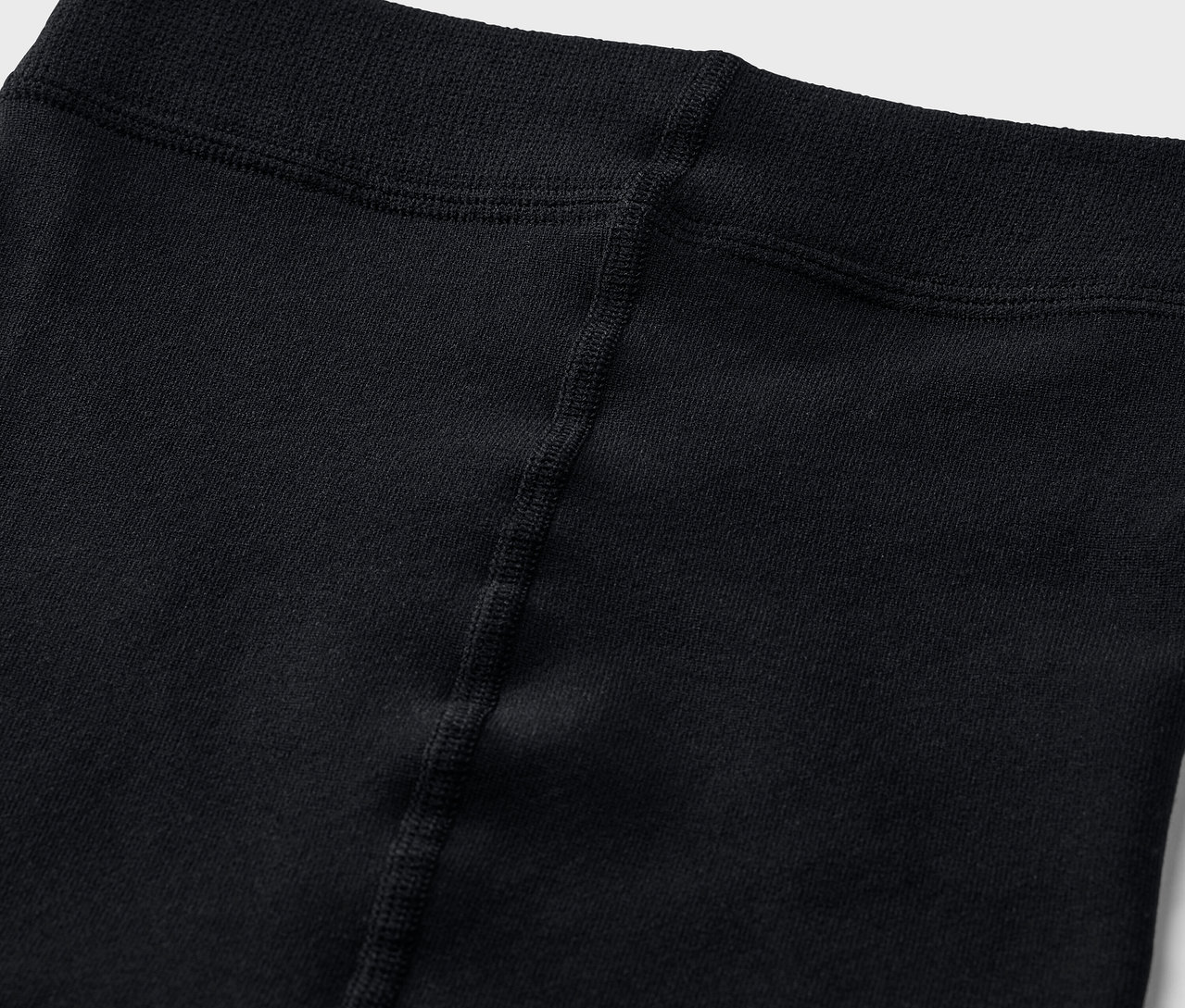 Detailný záber na pás čiernych legín.