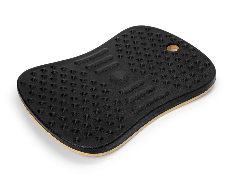 Čierna balančná doska s výstupkami leží na bielom pozadí.