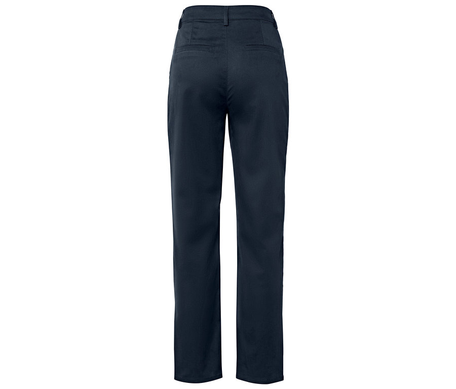 Zadný pohľad na tmavomodré nohavice s rovnou nohavicou.