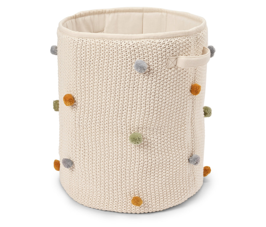 Béžový, okrúhly pletený kôš s farebnými brmbolcami a dvoma držadlami.