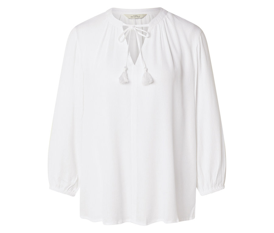 Na bielom pozadí je biela blúzka s dlhým rukávom so šnurovaním a strapcami.