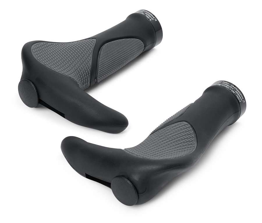 Dva čierne rukoväte na bicykel ležia na bielom pozadí.