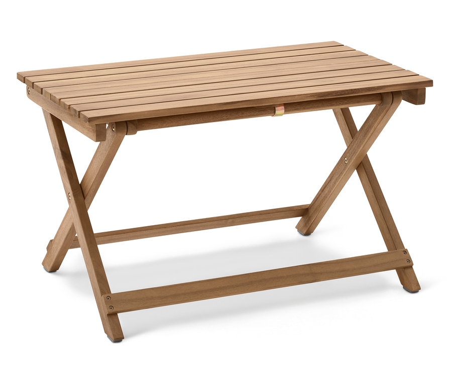 Obdĺžnikový, skladací drevený stôl stojaci na bielom pozadí.