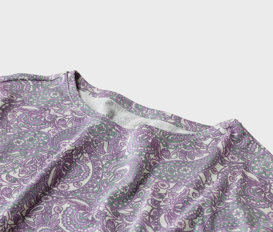 Detailný záber na top s fialovým a zeleným paisley vzorom.