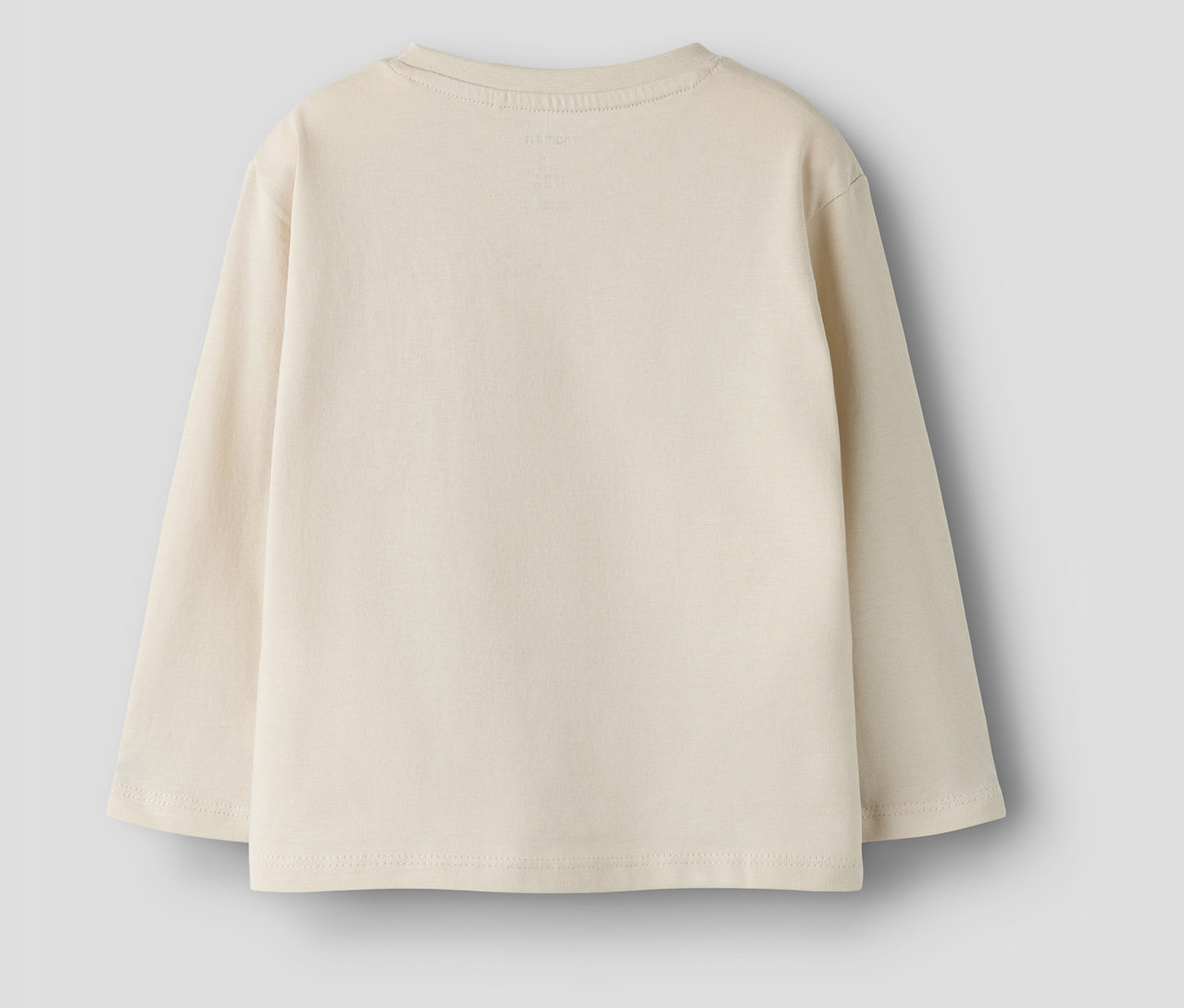 Detailný záber na zadnú stranu béžového trička s dlhým rukávom NAME IT.