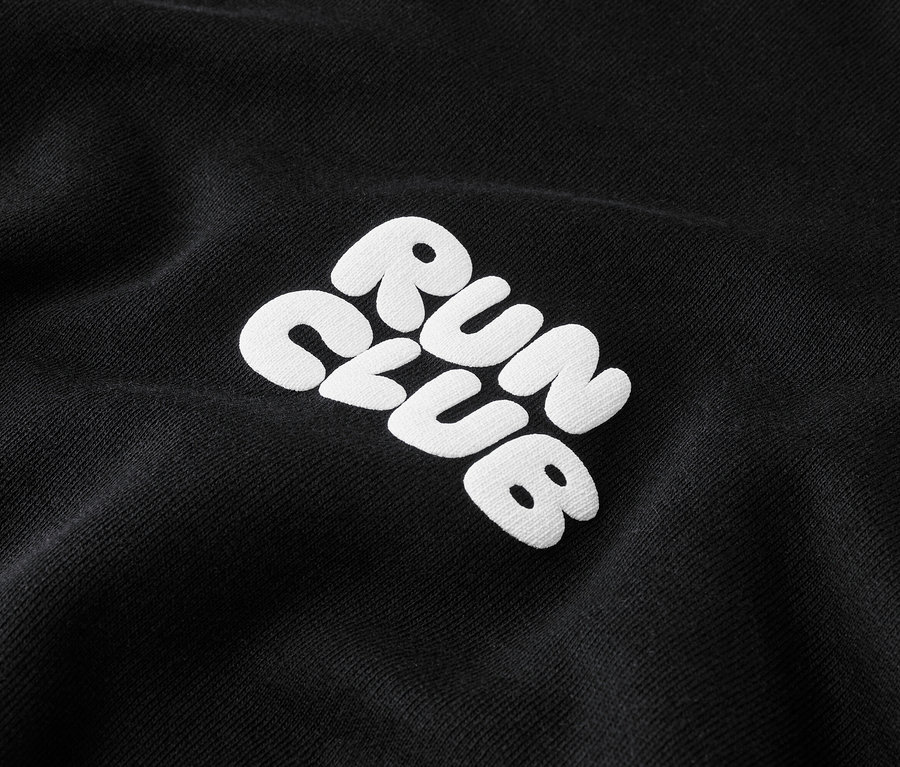 Čierna mikina s bielou výšivkou "RUN CLUB".