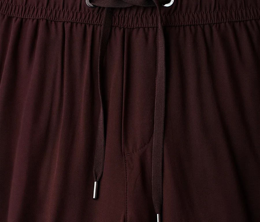 Detail pásu hnedých 7/8 nohavíc culotte Street One »EMMA« s elastickým pásom a hnedou šnúrkou so striebornými kovovými koncovkami a očkami.
