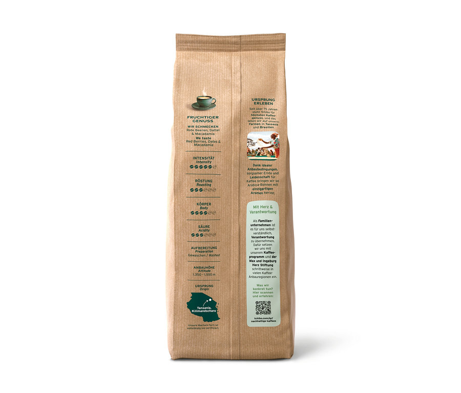 Svetlohnedé balenie kávy Farmkaffee Machare, 500 g zrnkovej, stojí vzpriamene. Na prednej strane sú informácie o ovocnej chuti, intenzite, pražení, tele, kyslosti a pôvode z Tanzánie, Kilimandžára.