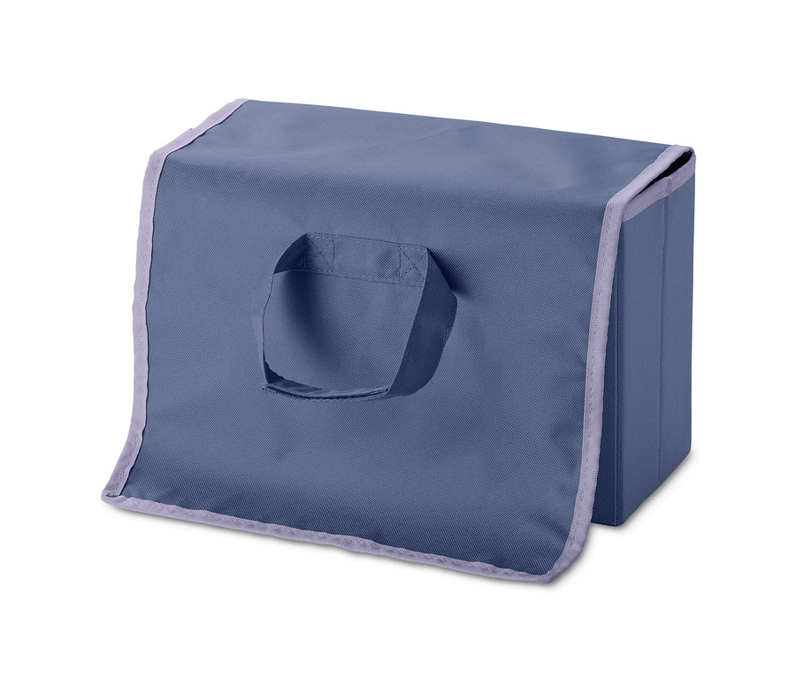 Modrý odkladací box na posteľ s lemom.