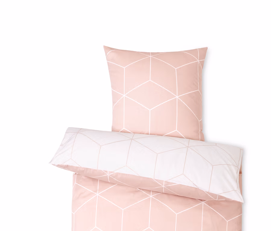 Ružové obliečky s geometrickým vzorom a bielym lemom.