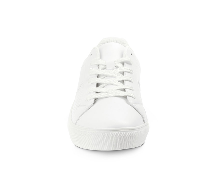 Detail bielej topánky sneaker.