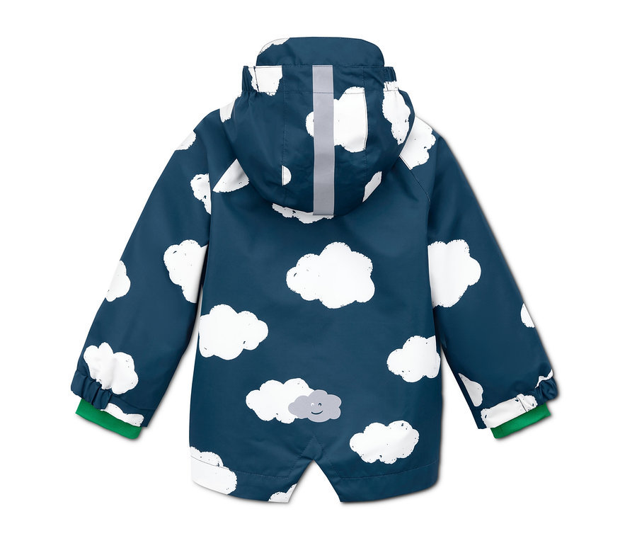 Pohľad zozadu na tmavomodrú bundu do dažďa z recyklovaného materiálu s kapucňou a bielymi oblakmi.
