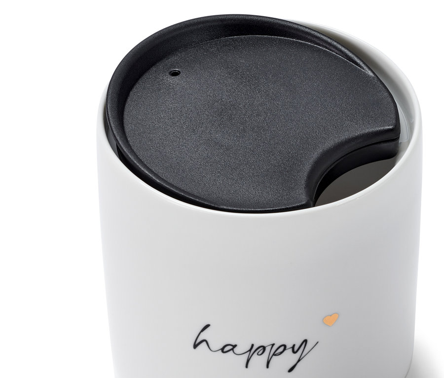 Detail biely keramický hrnček s čiernym vekom a nápisom Happy.