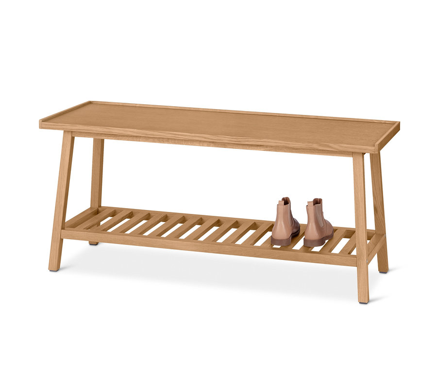 Lavica s odkladacou plochou a topánkami.