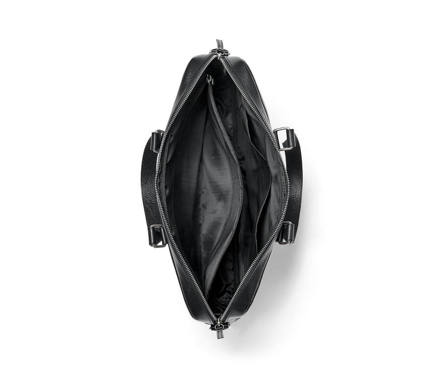 Detailný pohľad zhora na otvorenú čiernu koženú aktovku.