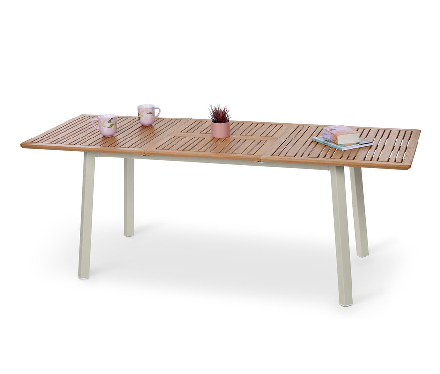 Rozkladací záhradný stôl »Liska« s dvomi hrnčekmi, malou rastlinou v kvetináči a knihami.