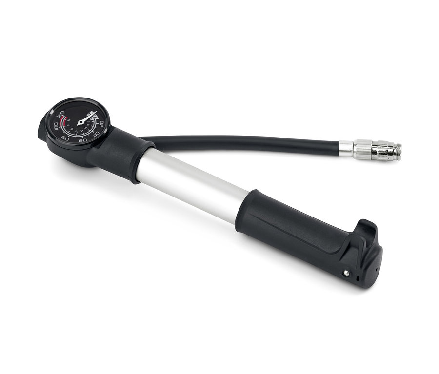 Čierno-strieborná dvojcestná pumpička na bielom pozadí.