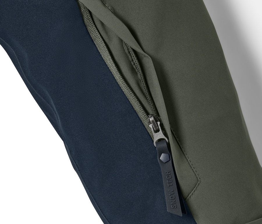 Detail khaki lyžiarskej bundy s vreckom na zips.