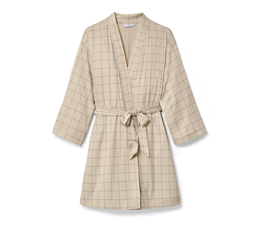 Béžový župan s kockovaným vzorom a opaskom.