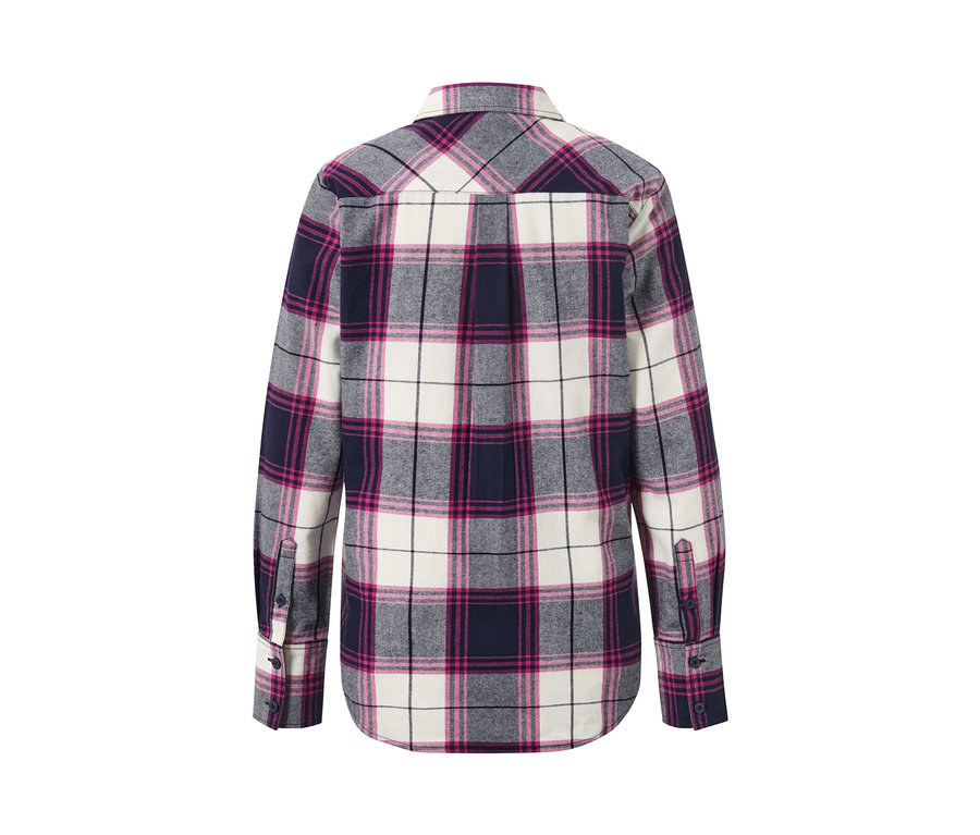 Detail zadnej strany károvanej blúzky.