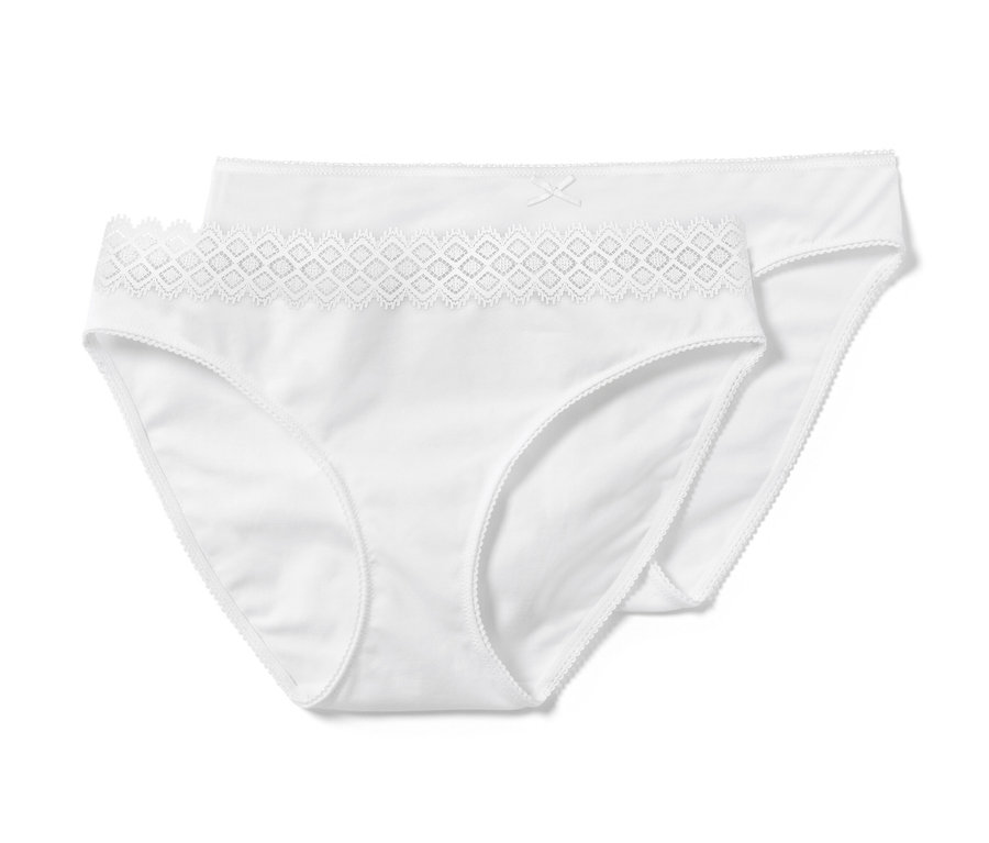 Dvoje biele nohavičky.