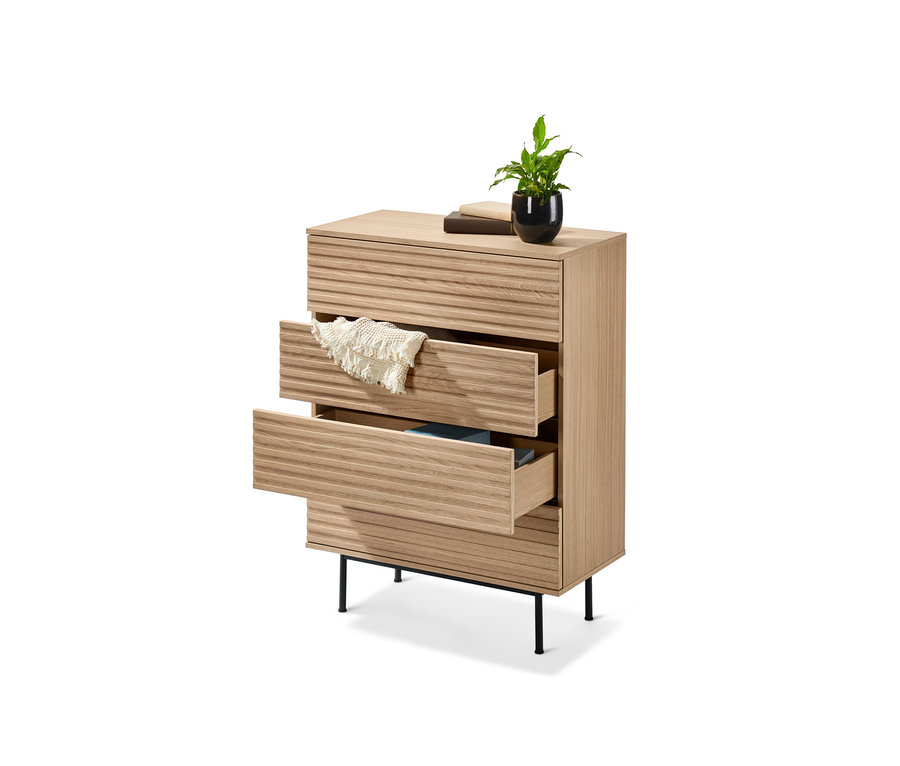 Komoda »Finnsbo« s lamelovým vzhľadom s dvomi otvorenými zásuvkami.