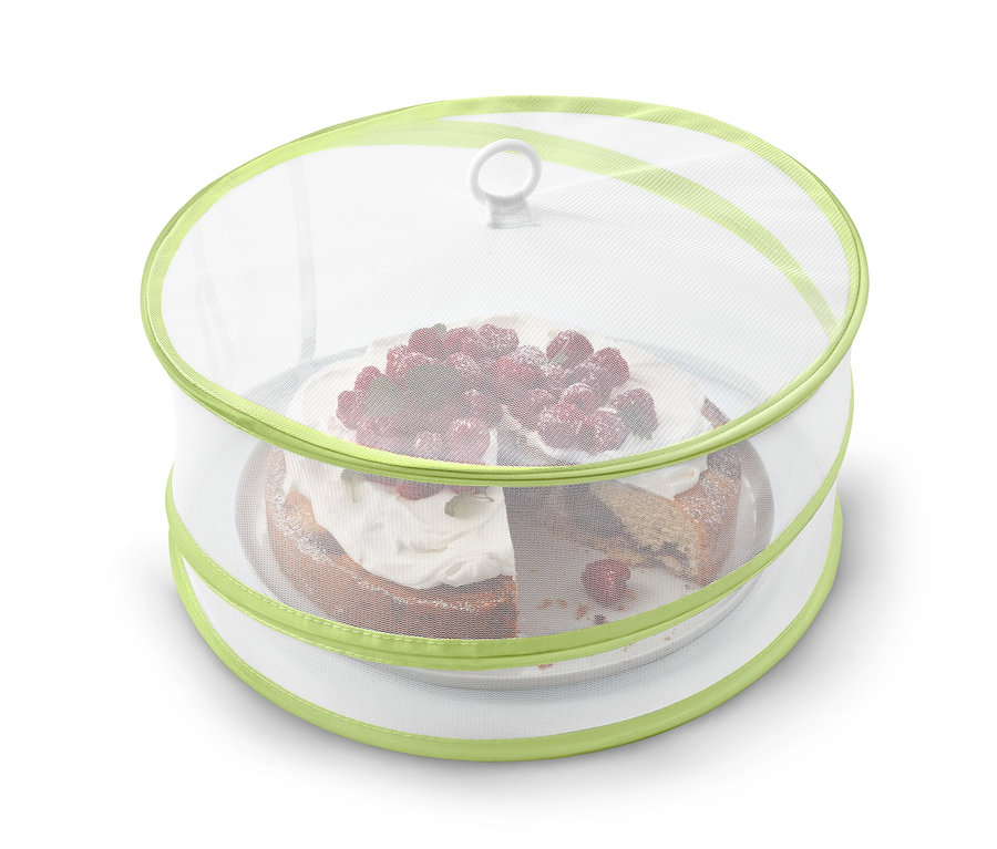 Torta s malinami je zakrytá skladacím ochranným krytom.