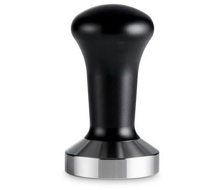 Čierny tamper.