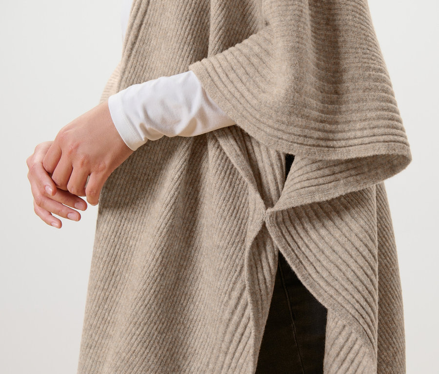 Detail dámskej pletenej peleríny.