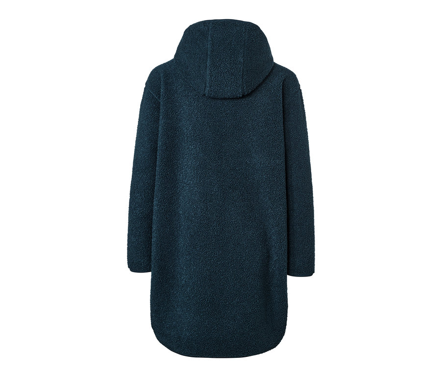Detailný pohľad zozadu na plyšový kabát v oversize štýle s kapucňou.