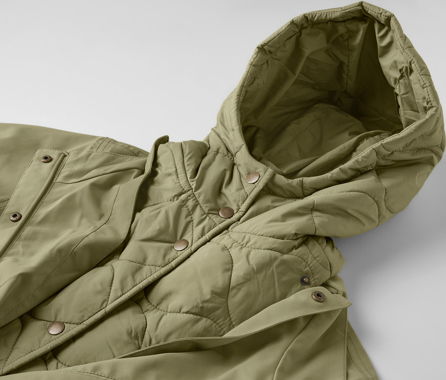 Detail khaki pršiplášťa s kapucňou.