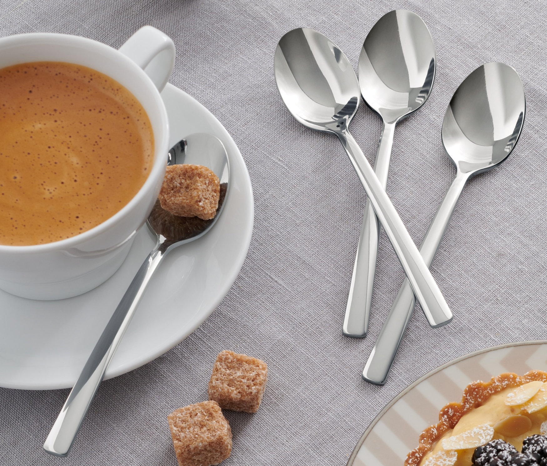 Káva v šálke s kockami cukru a kávové lyžičky, 4 ks.