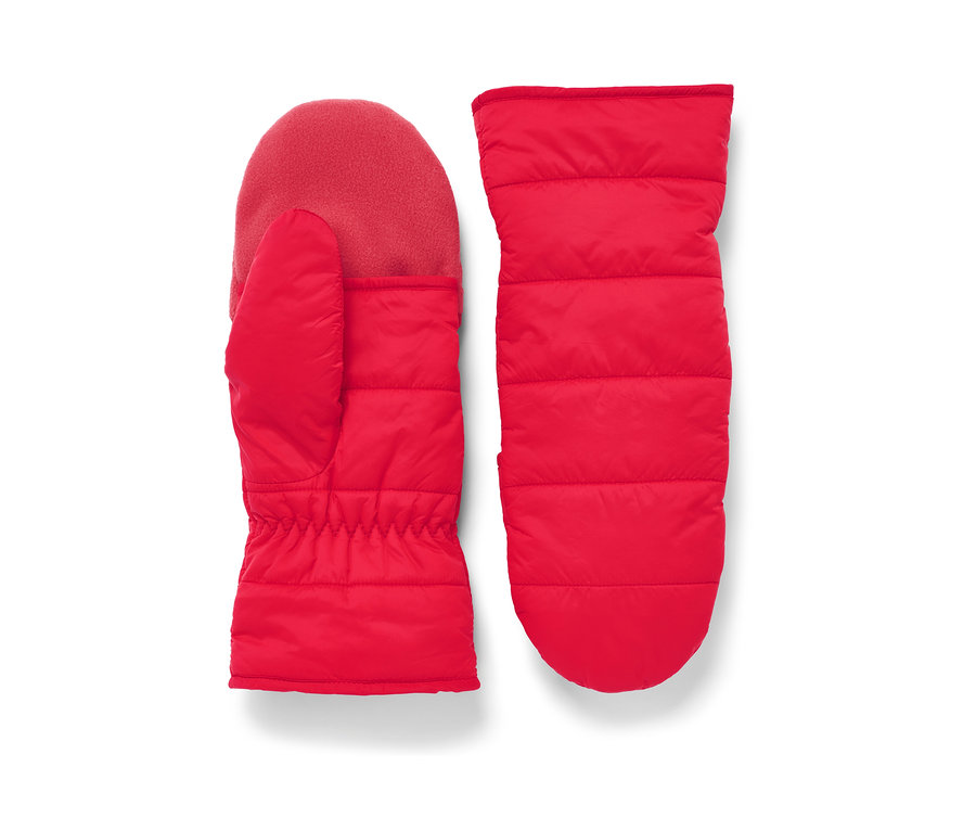 Dve červené prešívané palčiaky s príklopkou ležia vedľa seba.