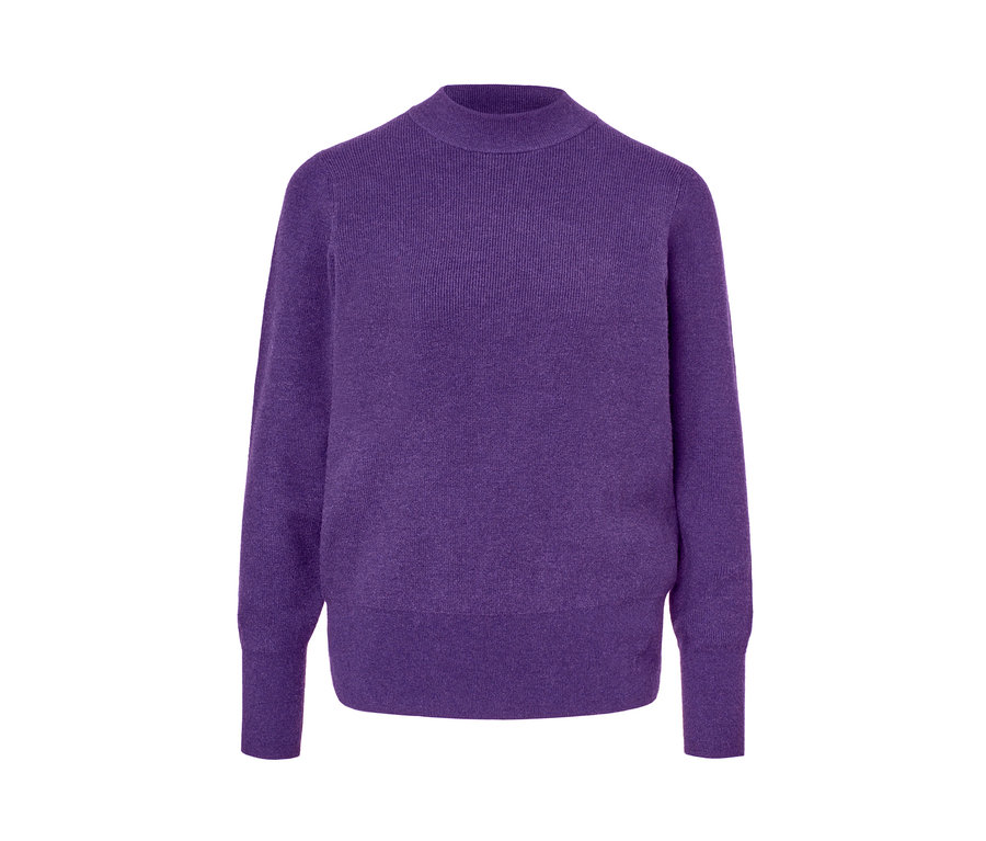 Fialový pulóver z jemného úpletu.