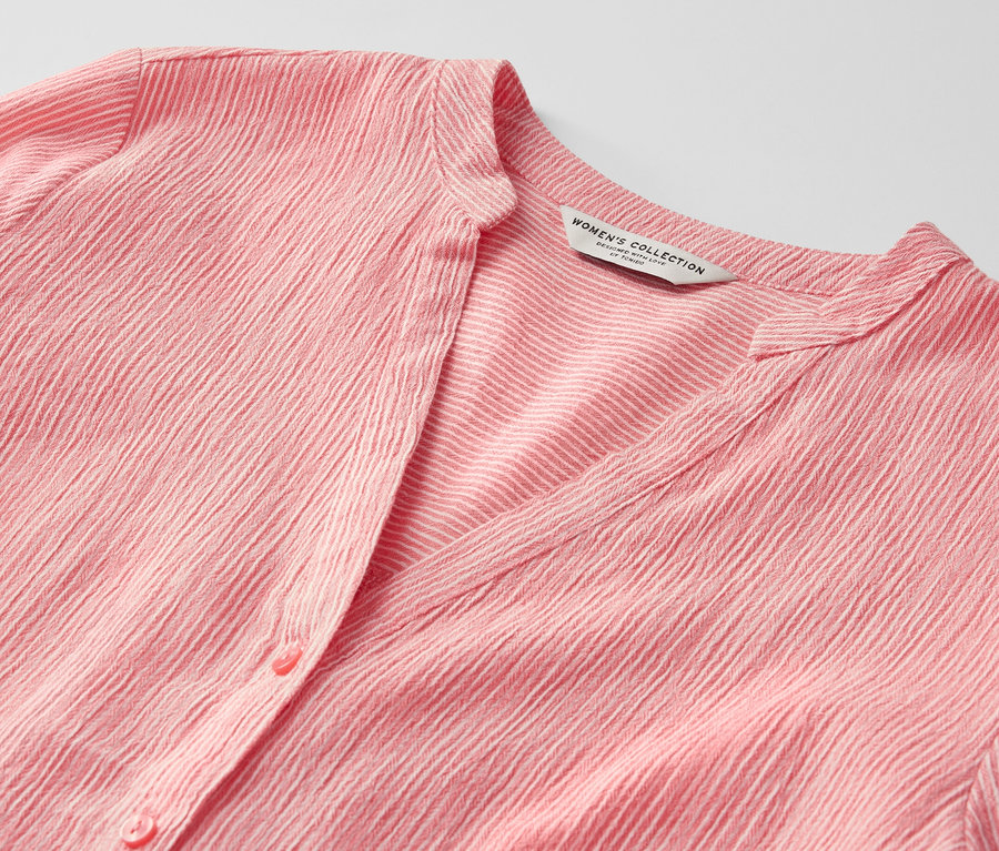 Detail koralovej pásikavej tuniky.