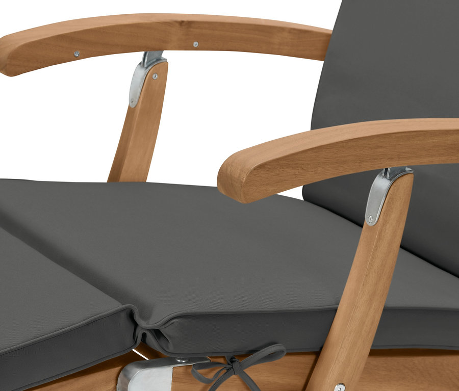 Detail záhradného ležadla s mäkkou poduškou.