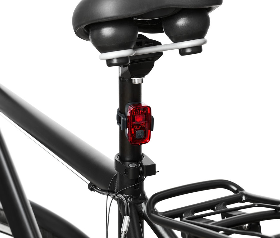 Detail zadnej časti bicykla s červeným svetlom zo súpravy svetiel na bicykel.