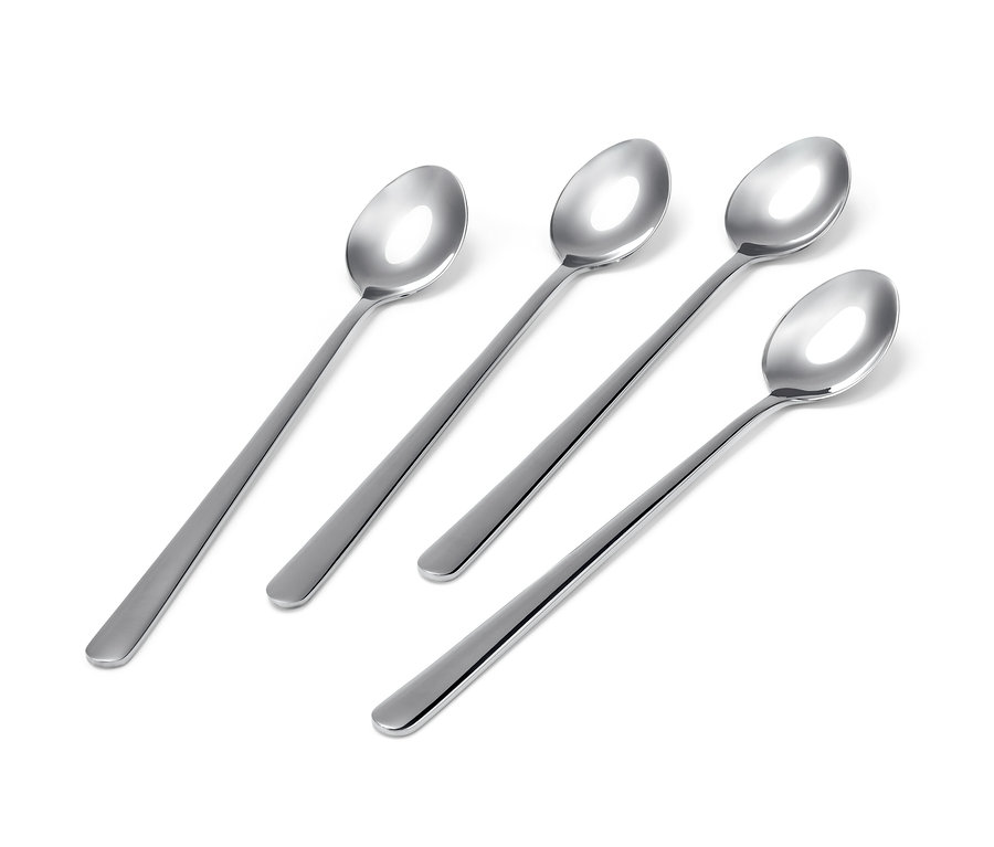 Štyri dlhé lyžičky na bielom pozadí.