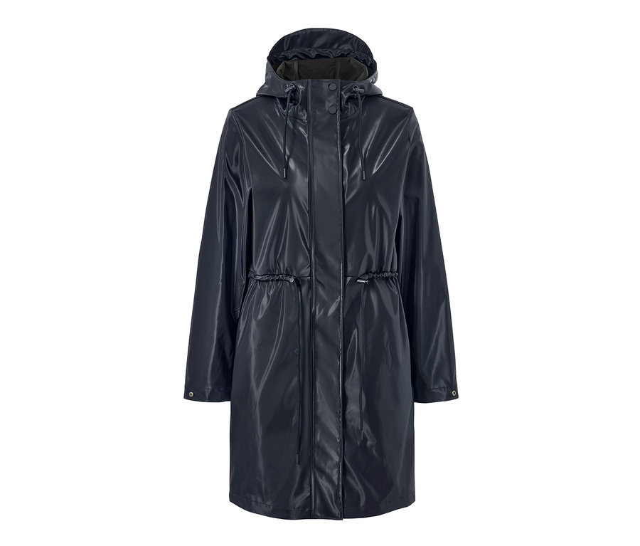 Nepremokavý kabát z lesklého materiálu.
