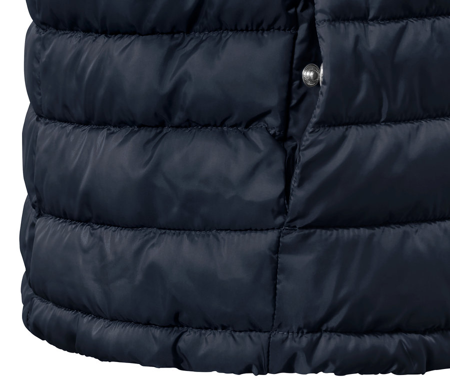 Detail obojstrannej prešívanej vesty.