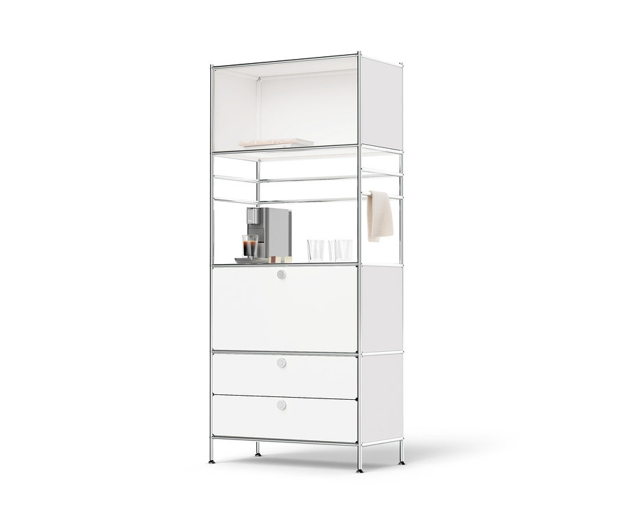 Vysoký kovový regál »CN3« s priehradkou, dvomi zásuvkami a kávovarom.