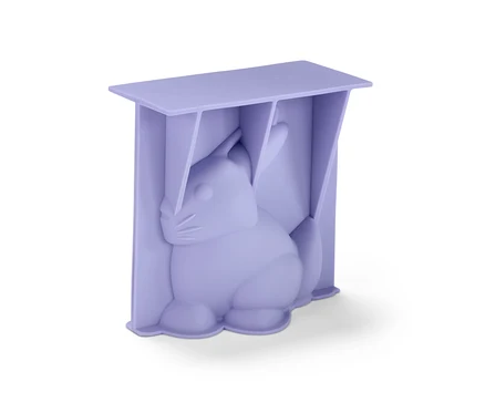 Fialová forma na pečenie v tvare veľkonočného zajačika.
