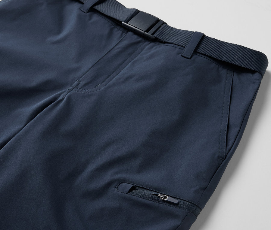 Detail modrých funkčných nohavíc 2 v 1 s opaskom.