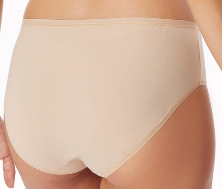 Detailný záber na zadný pohľad na ženu nosiacu telové hipster nohavičky SCHIESSER, 2 ks.