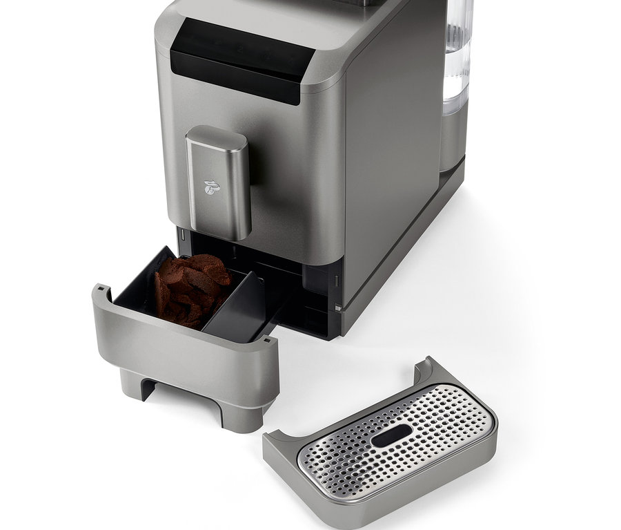 Detail plnoautomatického kávovaru »Esperto2 Caffè« v Titanium Silver farbe s vybratou nádobou na kávovú usadeninu a odkvapkávacou miskou.