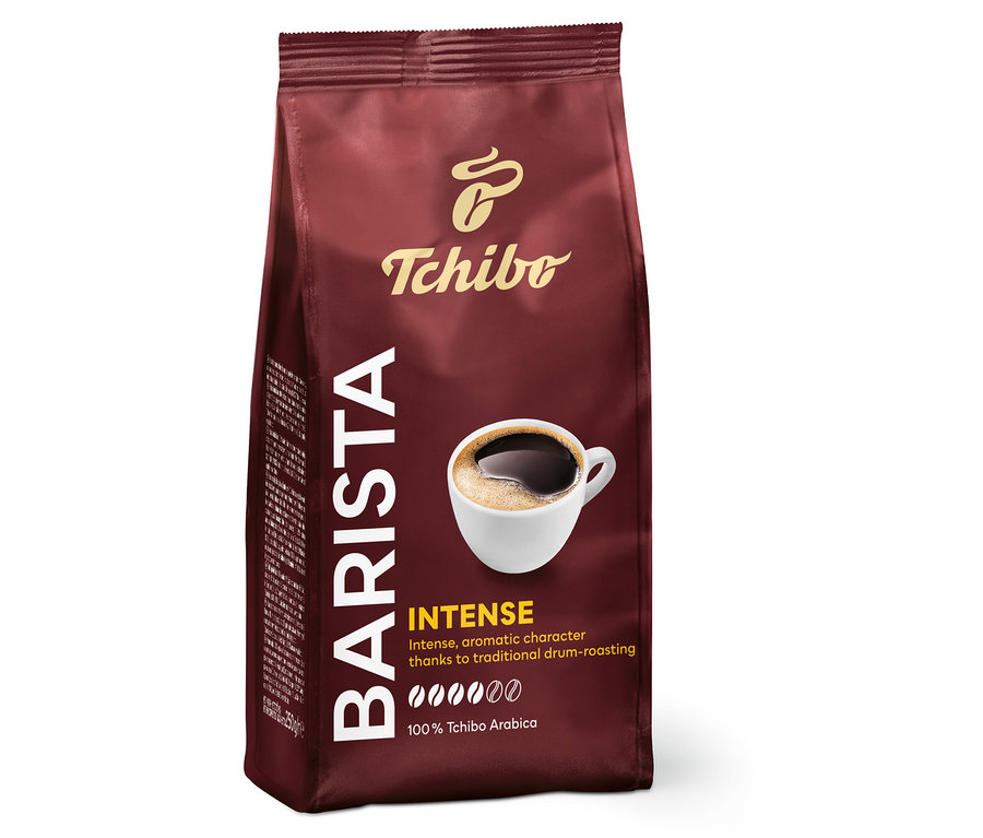 Balenie mletej kávy Tchibo Barista Intense. Na obale je šálka kávy.
