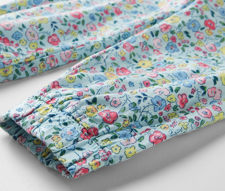 Detail detských naťahovacích nohavíc – strih »Ella« s kvetinovým vzorom.